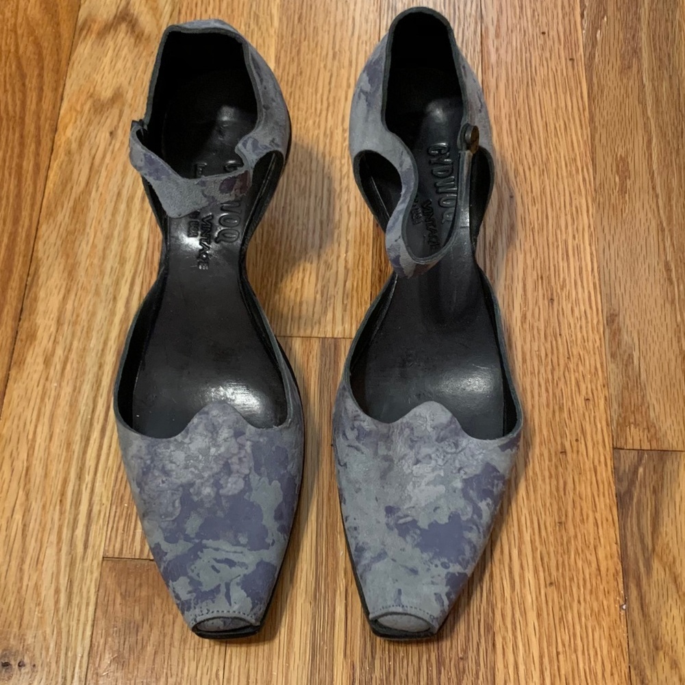 Big ⬇️ CYDWOQ vintage shoes. Kitten heel.